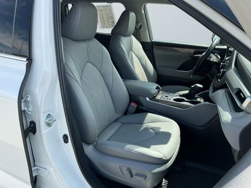 Certified 2025 Toyota Highlander Platinum AWD/4WD image 17