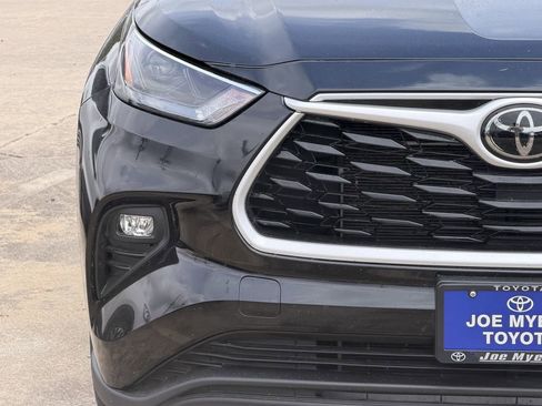Used 2025 Toyota Highlander LE FWD image 5