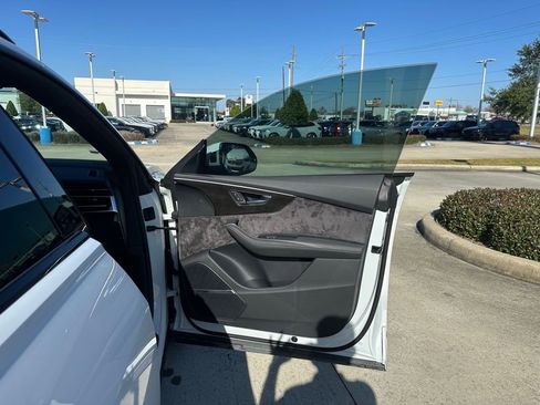Used 2025 Audi Q8 Premium Plus image 30