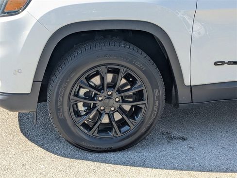 Used 2023 Jeep Cherokee Altitude Lux image 10