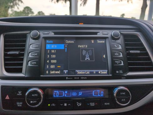 Used 2018 Toyota Highlander XLE AWD/4WD image 23