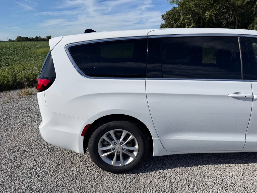 New 2027 Chrysler Pacifica Select FWD image 23