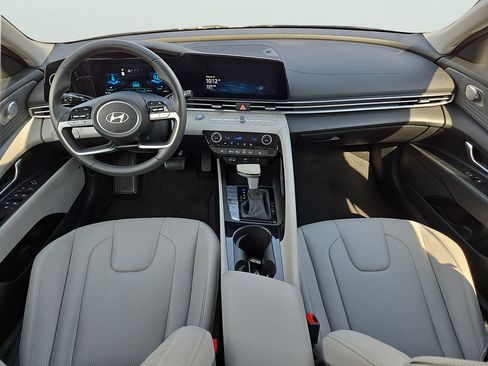 Certified 2025 Hyundai Elantra Limited FWD image 9