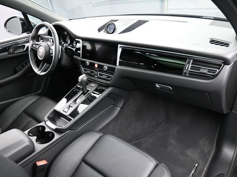 Certified 2025 Porsche Macan image 32