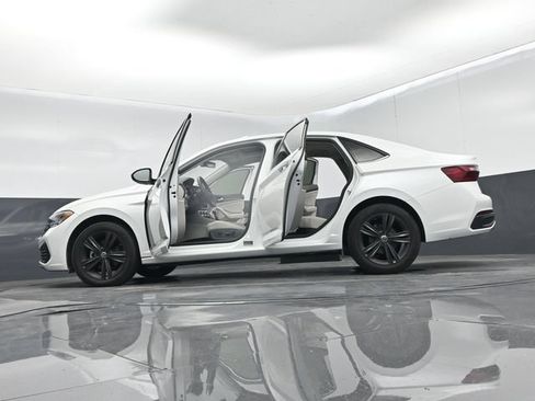 Used 2024 Volkswagen Jetta SE FWD image 70