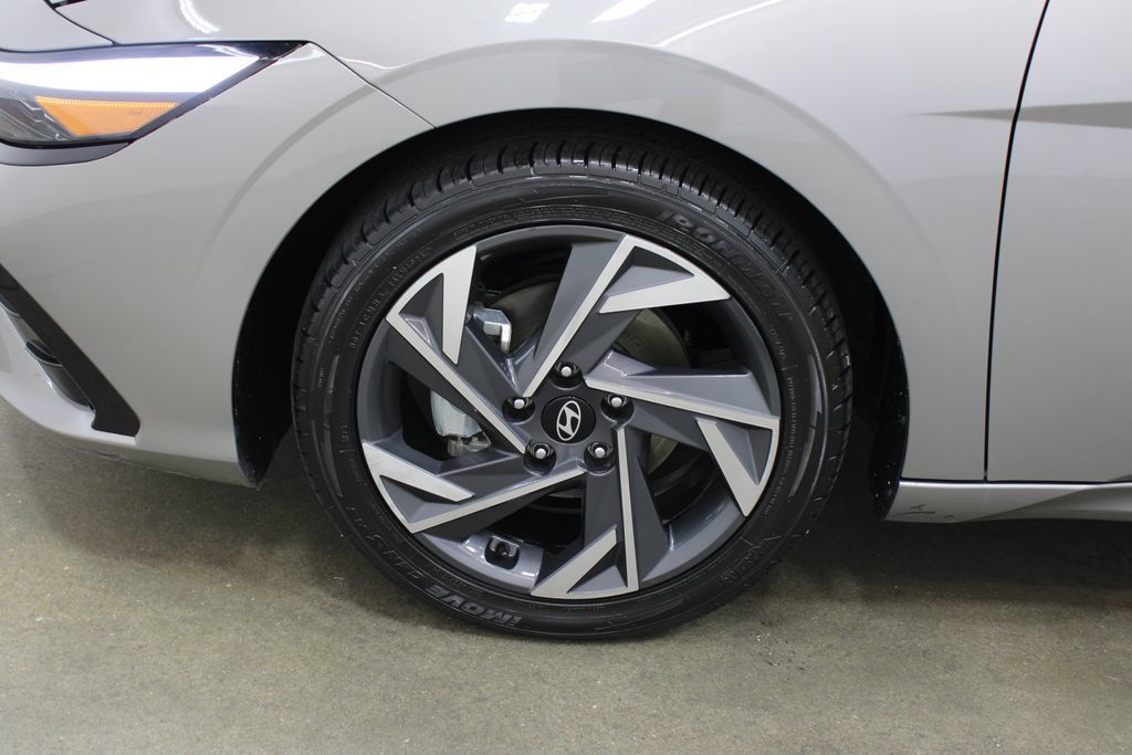 Used 2024 Hyundai Elantra Limited FWD image 30