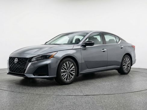 Used 2025 Nissan Altima 2.5 SV FWD image 3