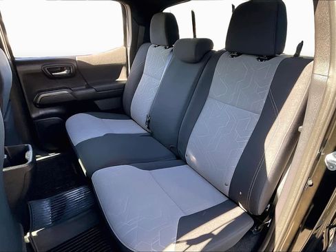 Used 2021 Toyota Tacoma TRD Sport w/ Technology Package image 18