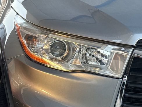 Used 2016 Toyota Highlander Limited AWD/4WD image 3