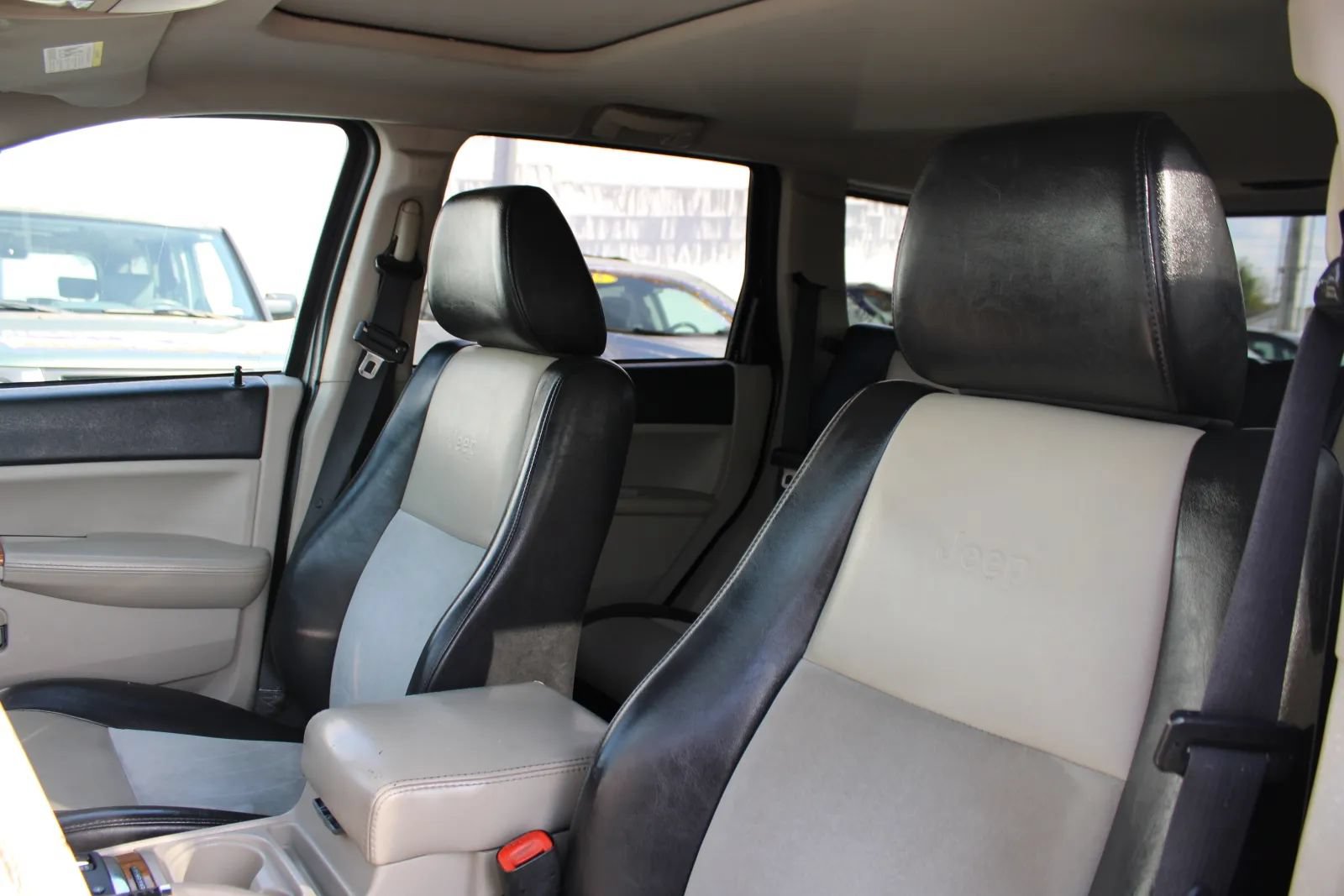 Used 2010 Jeep Grand Cherokee Limited w/ Trailer Tow Group IV AWD/4WD image 13