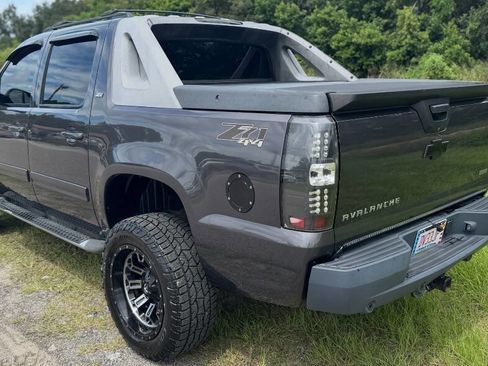 Used 2010 Chevrolet Avalanche LT w/ Suspension Package, Off-Road image 4