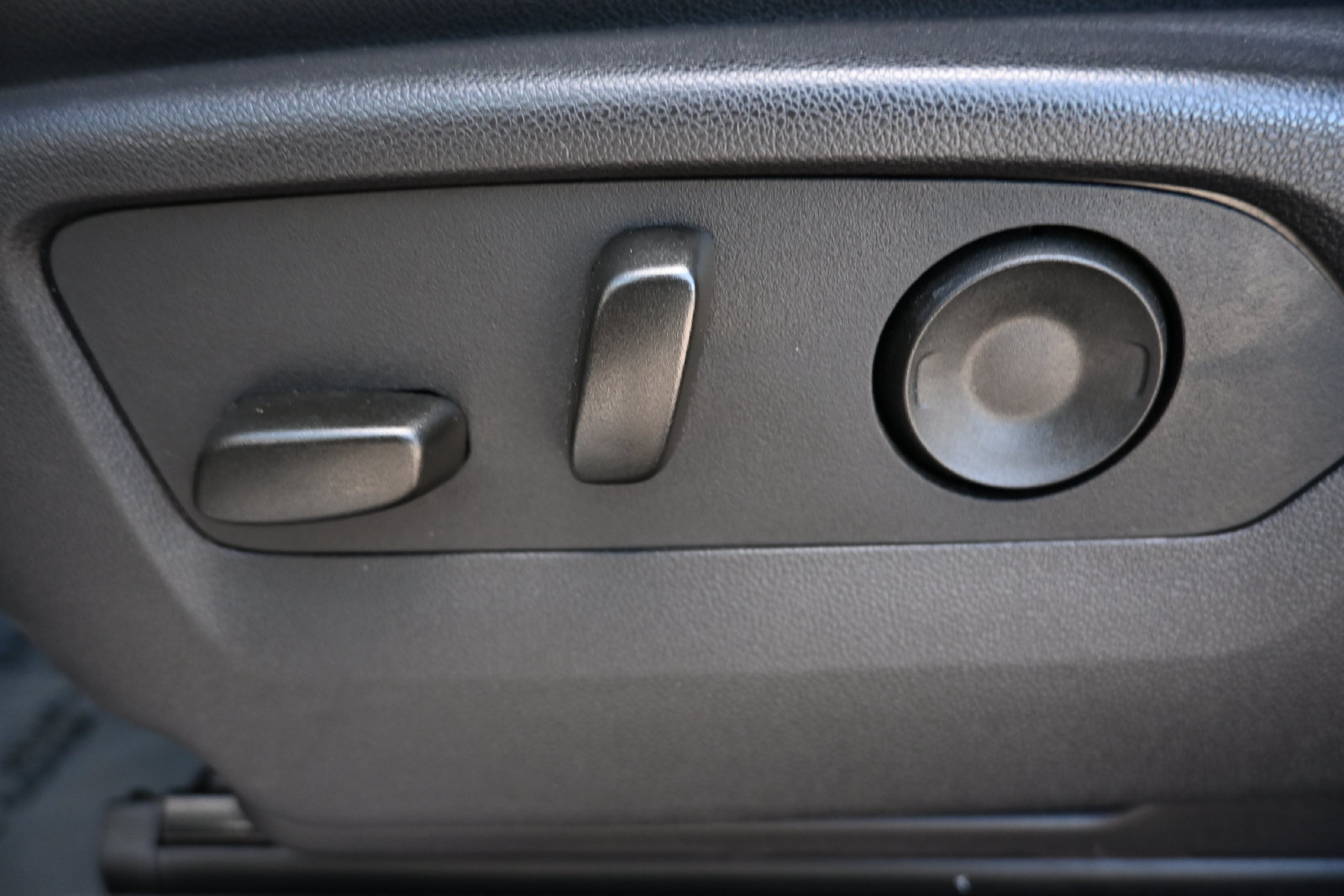 Used 2025 GMC Sierra 1500 SLT RWD image 9