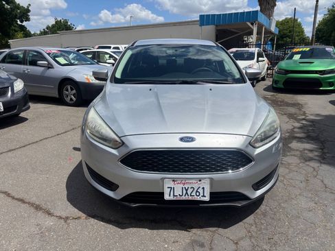 Used 2015 Ford Focus SE FWD image 2