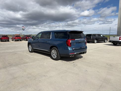 Used 2025 GMC Yukon XL Denali w/ Sun & Power Step Package AWD/4WD image 3