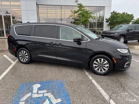 Used 2023 Chrysler Pacifica Touring-L FWD image 32