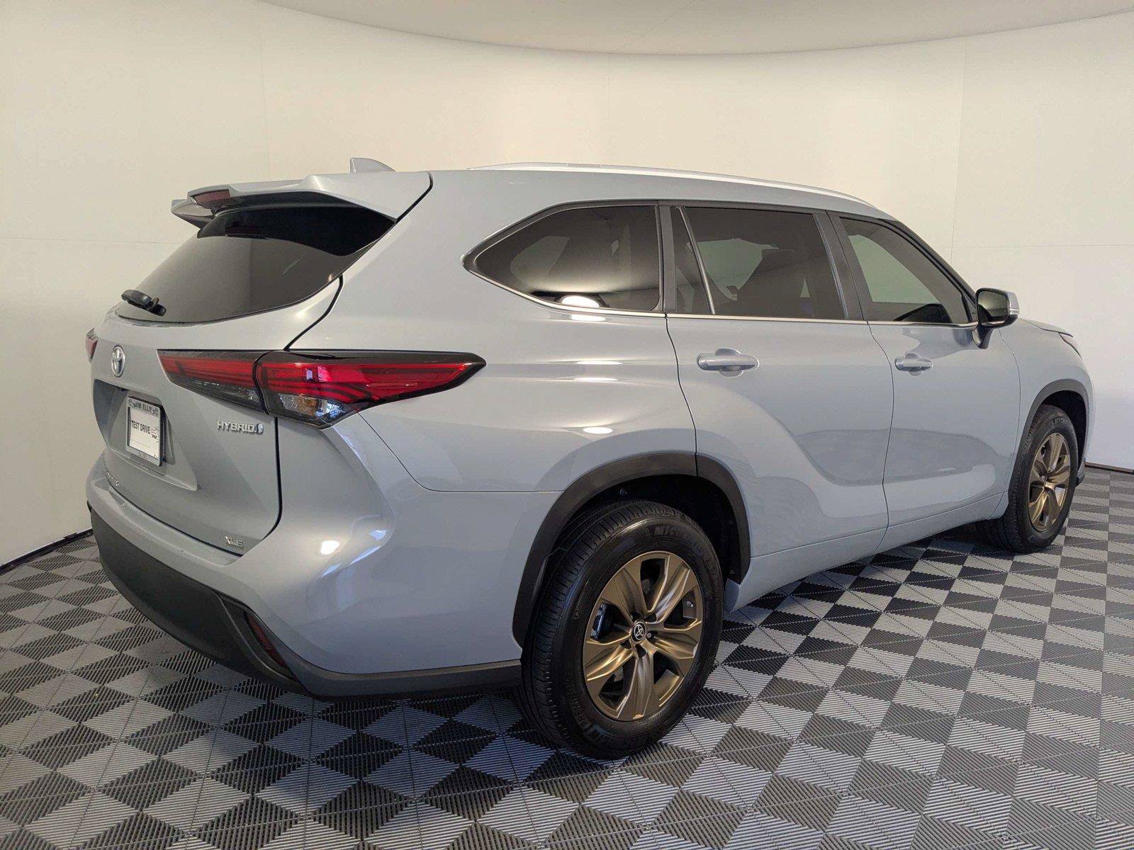 Used 2023 Toyota Highlander Bronze Edition FWD image 4