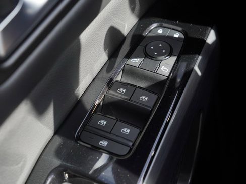 Used 2024 Nissan Pathfinder SL w/ Black Appearance Package image 12