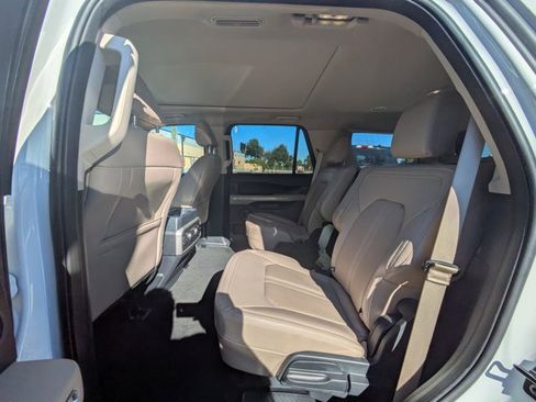 Used 2024 Ford Expedition Limited image 11