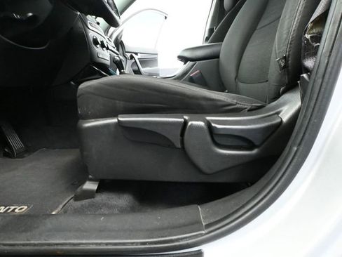 Used 2015 Kia Sorento LX image 19