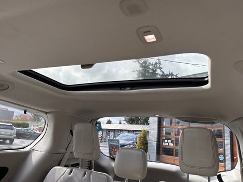 Used 2017 Chrysler Pacifica Limited image 53