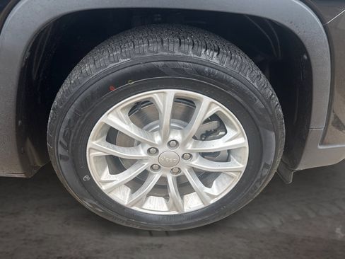 Used 2021 Jeep Cherokee Latitude FWD image 13