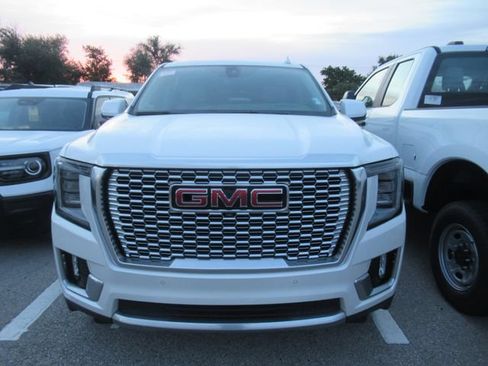 Used 2021 GMC Yukon XL Denali w/ Denali Premium Package RWD image 2