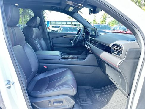 Used 2025 Honda Pilot Black Edition image 17