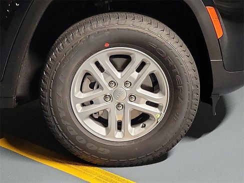 New 2025 Jeep Grand Cherokee Laredo image 21