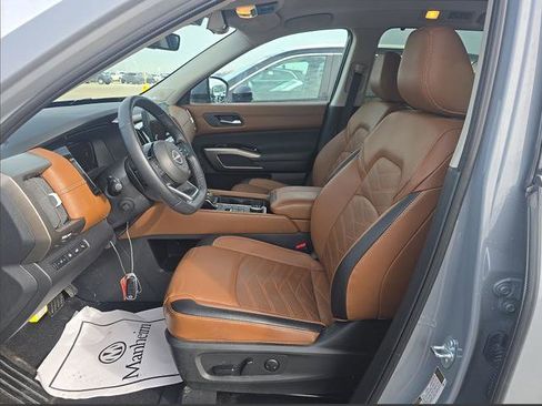 Used 2025 Nissan Pathfinder Platinum w/ Cargo Package AWD/4WD image 6