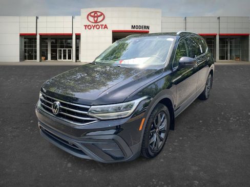 Used 2023 Volkswagen Tiguan SE FWD image 1