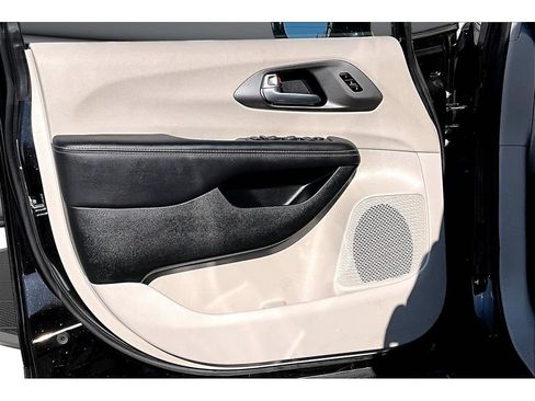 Used 2024 Chrysler Pacifica Touring-L FWD image 32