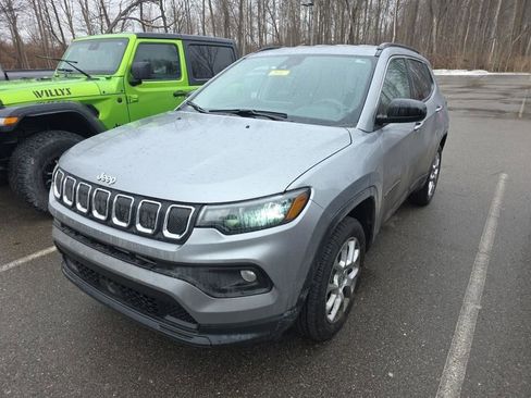 Used 2022 Jeep Compass Latitude image 1