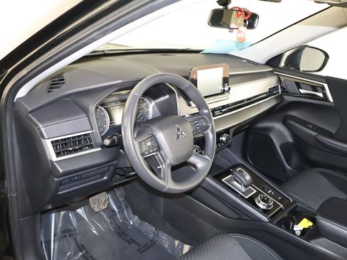 Used 2024 Mitsubishi Outlander ES image 35