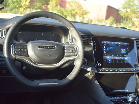 Used 2024 Jeep Wagoneer Series III image 26