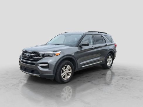 Used 2023 Ford Explorer XLT w/ Equipment Group 202A AWD/4WD image 4