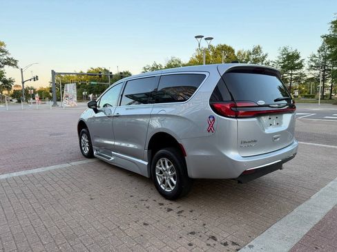 Used 2023 Chrysler Pacifica Touring-L FWD image 5