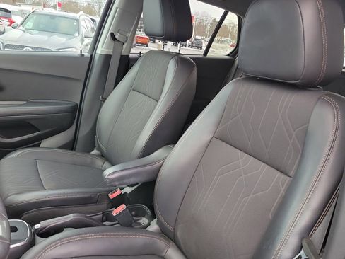 Used 2022 Chevrolet Trax LT w/ LT Convenience Package image 5