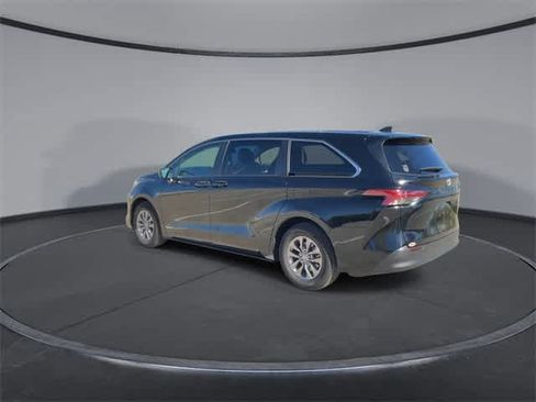 Used 2021 Toyota Sienna LE image 6