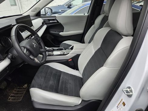 Used 2025 Mitsubishi Outlander SE image 9