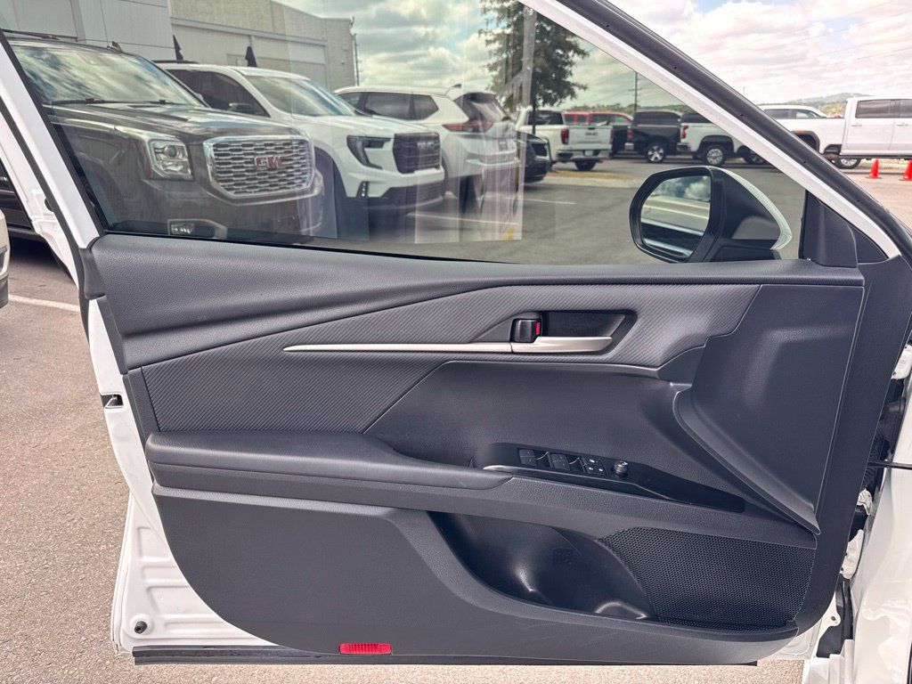 Used 2025 Toyota Camry SE w/ Convenience Package FWD image 13