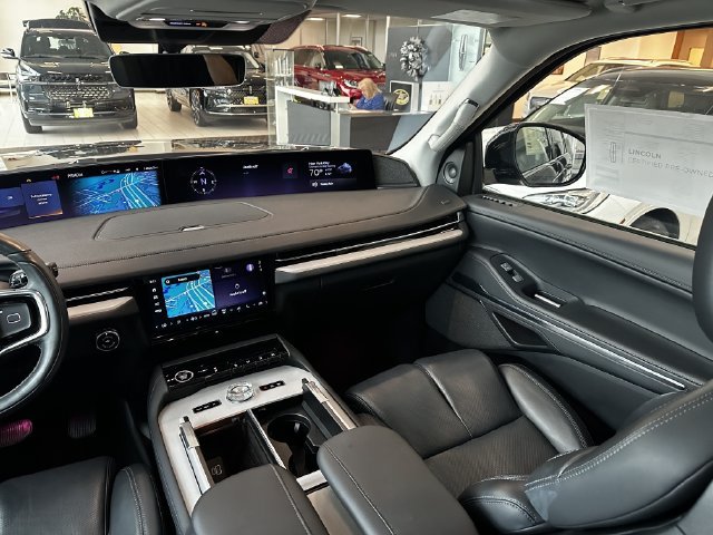 Certified 2025 Lincoln Navigator Reserve AWD/4WD image 16