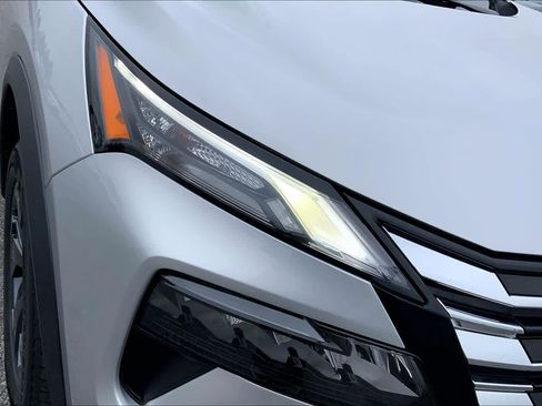 Used 2024 Nissan Rogue SV image 28