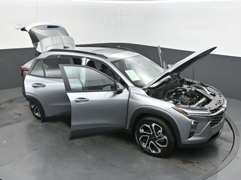 Used 2026 Chevrolet Trax RS w/ Sunroof Package FWD image 40