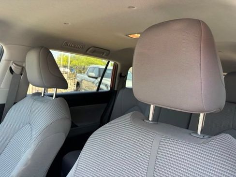 Used 2023 Toyota Highlander LE FWD image 9