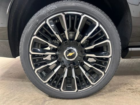 New 2026 Chevrolet Suburban High Country image 9
