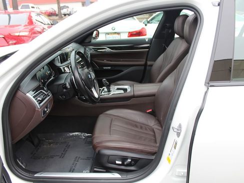 Used 2018 BMW 740i image 19