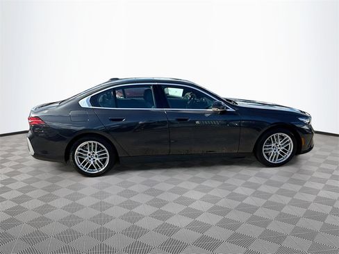 Used 2024 BMW 530i xDrive image 9