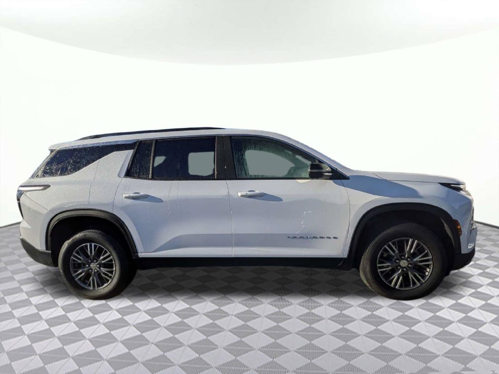 Used 2026 Chevrolet Traverse LT w/ Driver Confidence Package FWD image 2