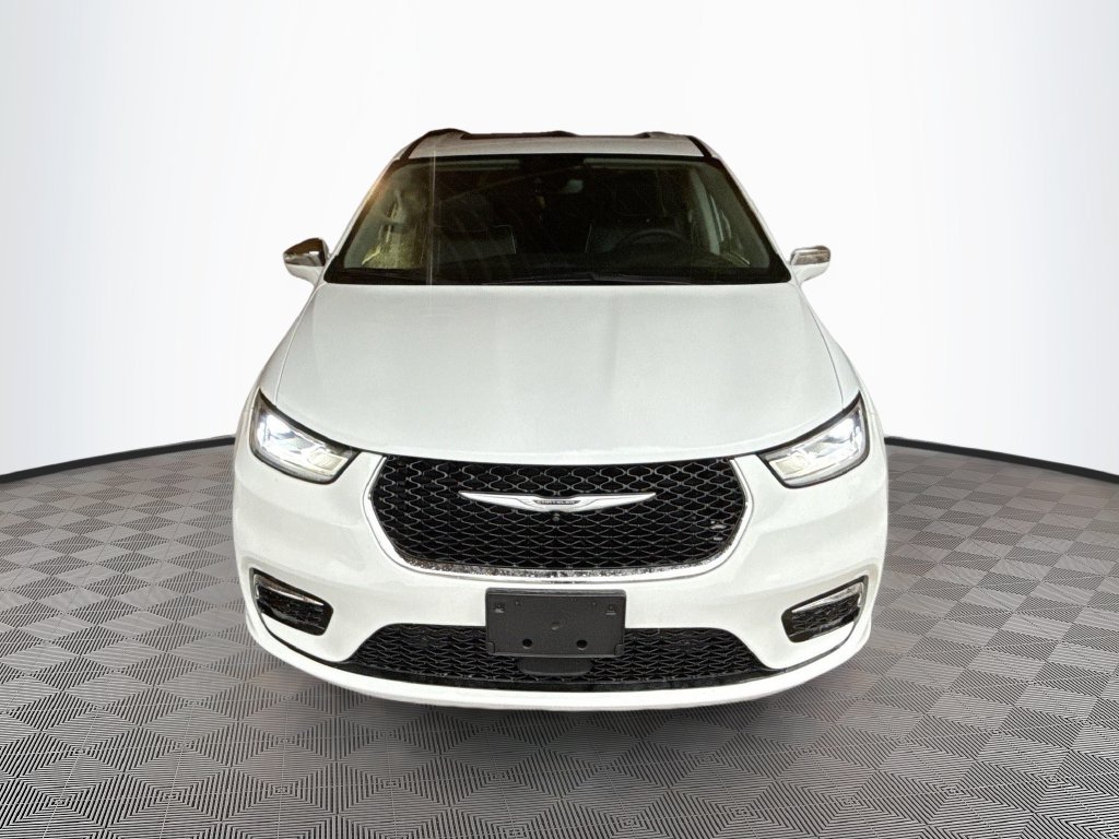 Used 2022 Chrysler Pacifica Limited AWD/4WD image 2