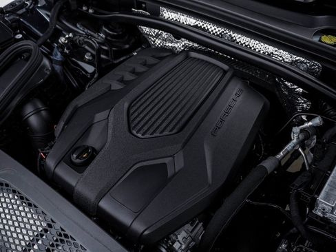 Certified 2025 Porsche Macan image 30